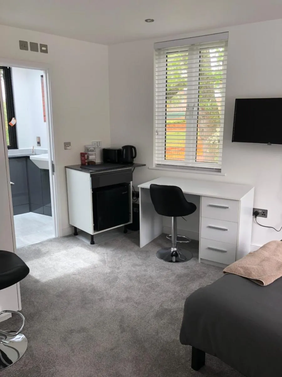 Image 5 of Self contained ensuite double bedroom with own entrance FREE OFF STREET PARKING