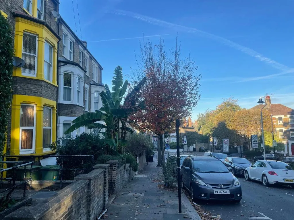 Self-contained flat on the 2nd floor you will share with one other guest, in a family house 2 minutes walk from TUFNELL PARK STATION 2nd floor with stairs