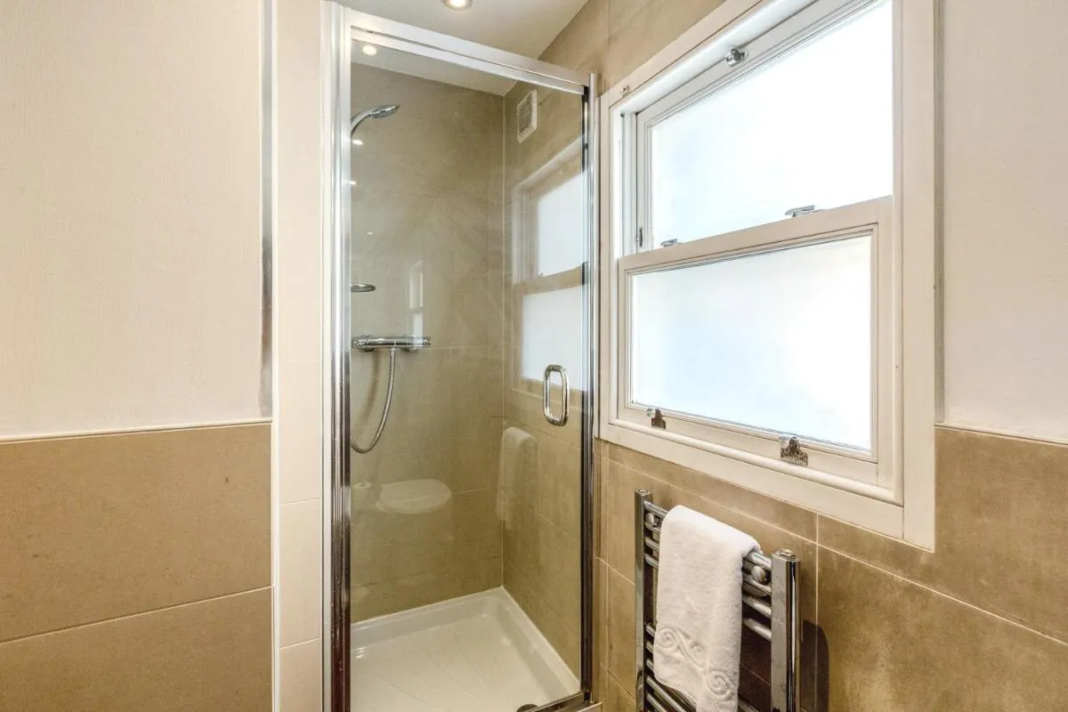 Image 3 of Serene 1BR Wimbledon Apt with Private Garden & Parking