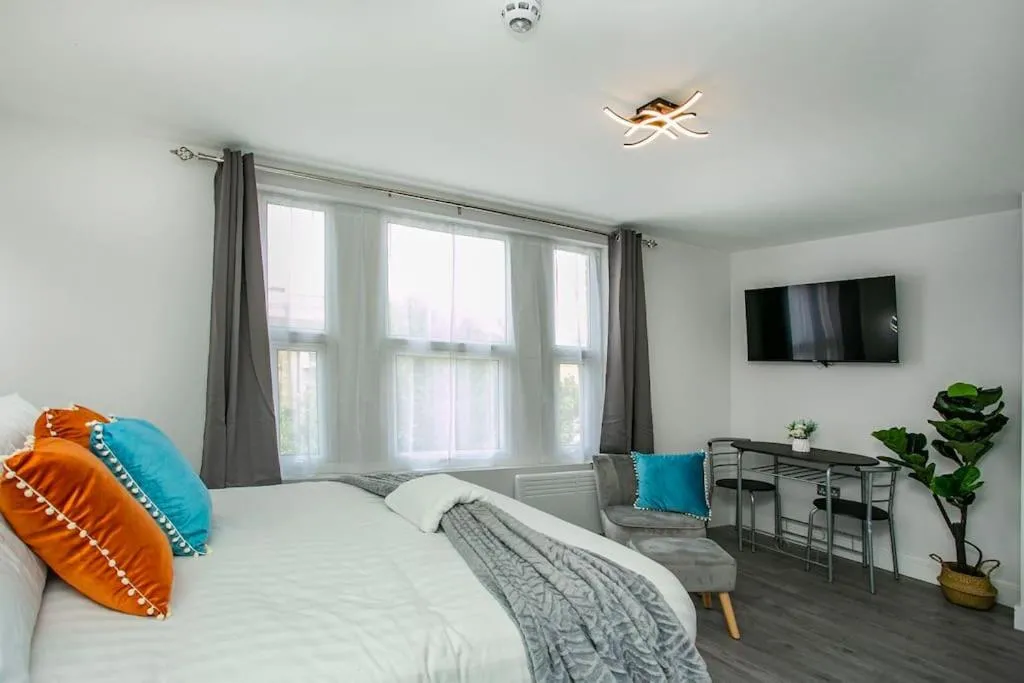 Image 3 of Serene Studio apartment Sydenham