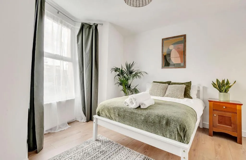 Serviced Apartment London great for contractors 2 mins from train station and near Tottenham Stadium