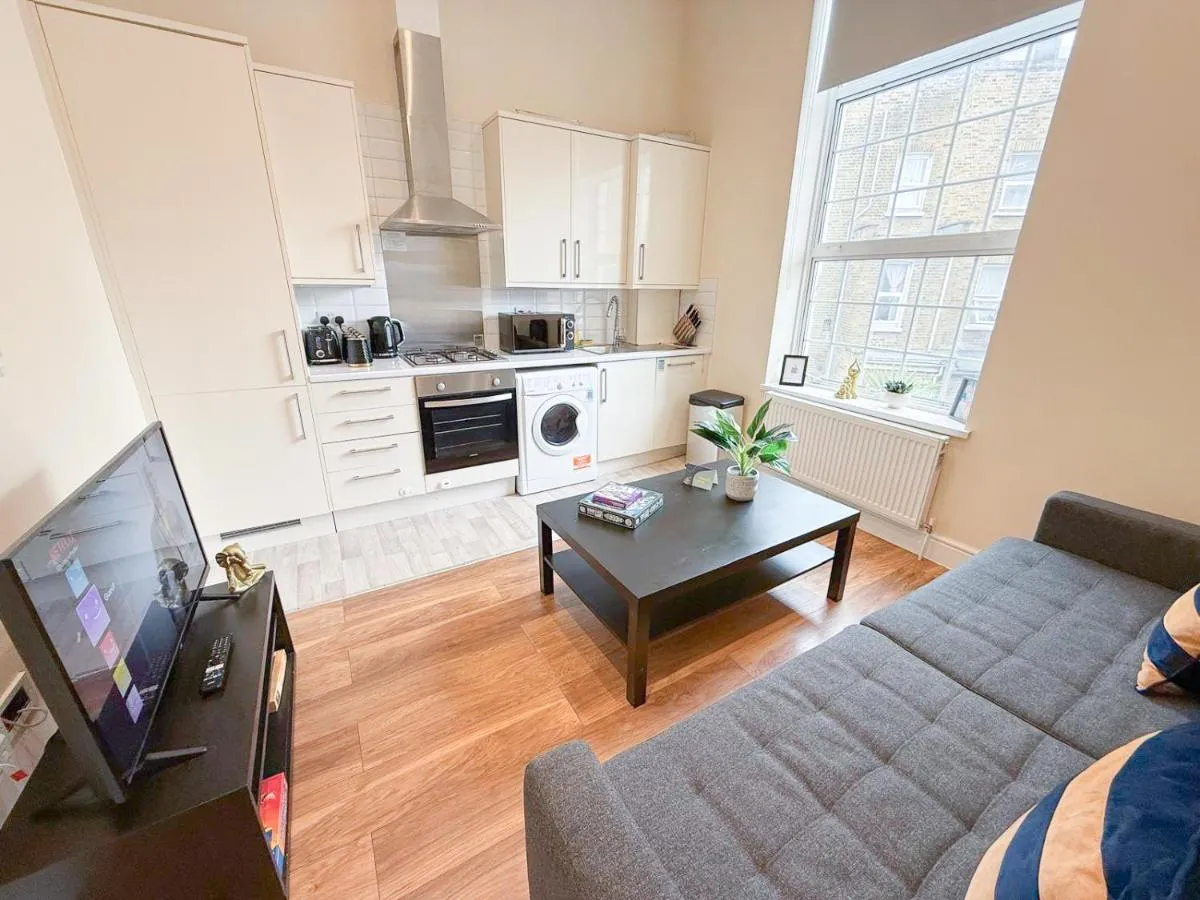 Image 4 of Shepherds Bush 2-Bedroom Flat with FREE WiFi near Westfield London, Hammersmith & Kensington