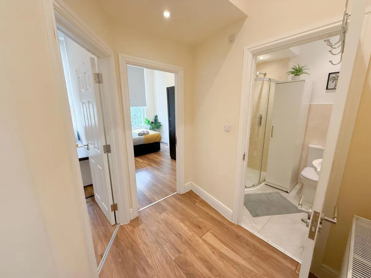 Image 3 of Shepherds Bush 2-Bedroom Flat with FREE WiFi near Westfield London, Hammersmith & Kensington