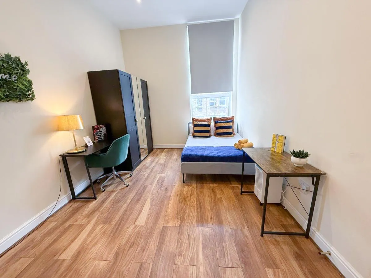 Image 2 of Shepherds Bush 2-Bedroom Flat with FREE WiFi near Westfield London, Hammersmith & Kensington
