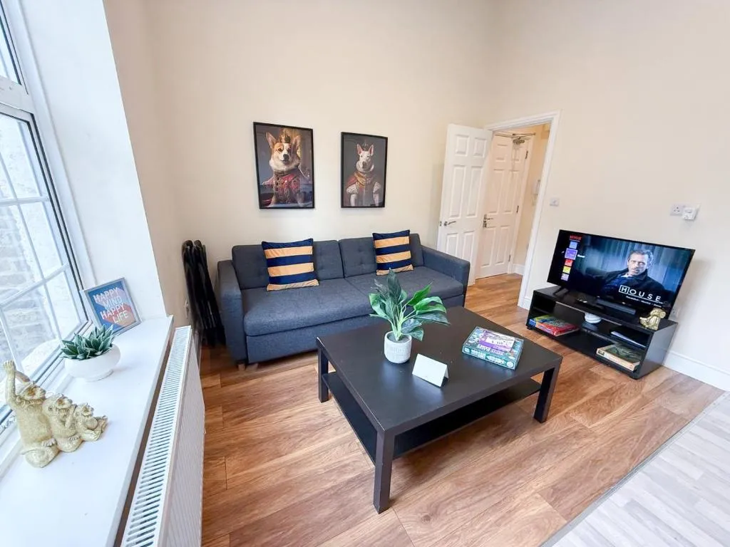 Shepherds Bush 2-Bedroom Flat with FREE WiFi near Westfield London, Hammersmith & Kensington by NourNest Apartments