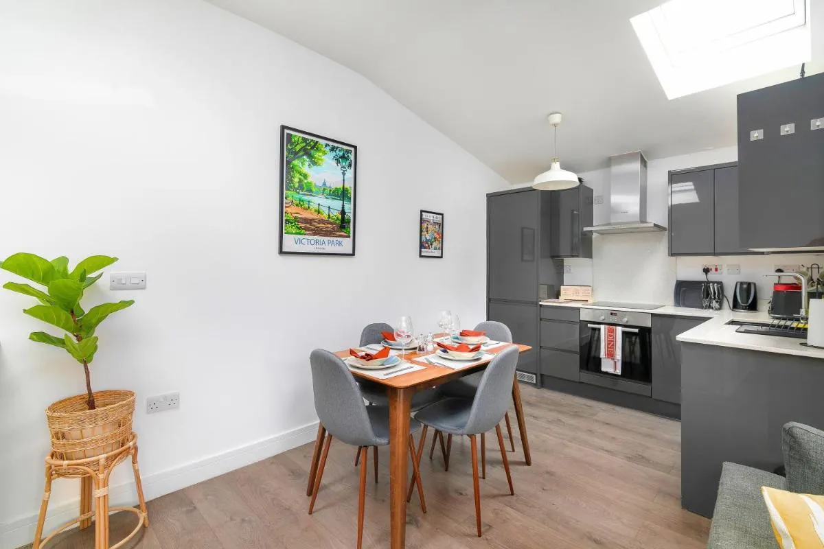 Image 4 of Shoreditch Hoxton London City 3 bed 2 bath over 3 floors Suit Large Families