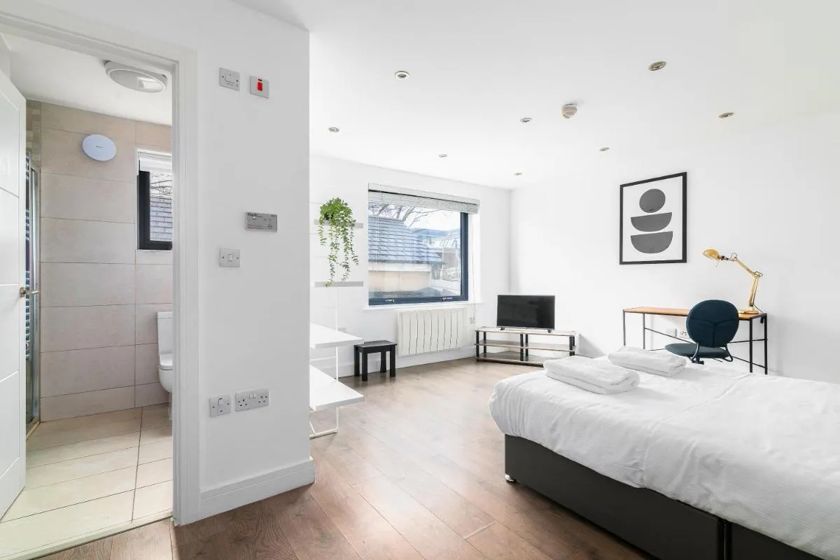 Image 2 of Shoreditch Hoxton London City 3 bed 2 bath over 3 floors Suit Large Families