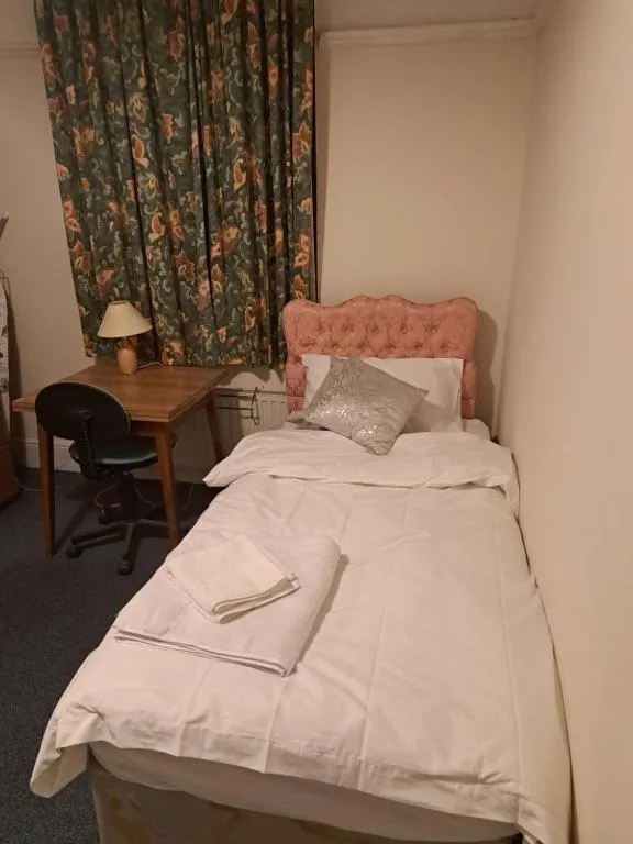 Image 1 of Single Room- London Seven Kings Train Station