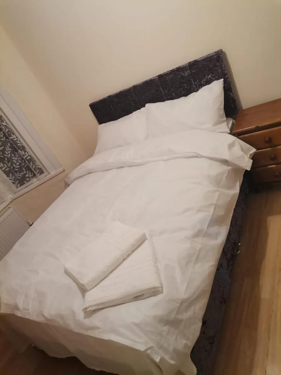 Image 4 of Single Room near London Seven Kings Train station