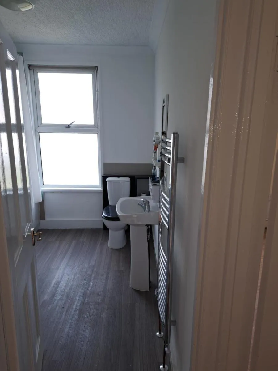 Image 3 of Single Room near London Seven Kings Train station