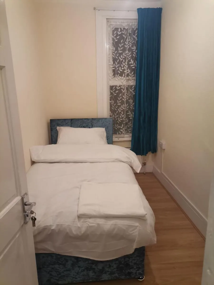 Image 5 of Single Room near London Seven Kings Train station