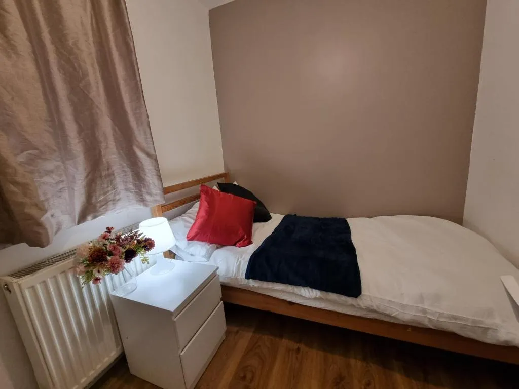 Image 1 of Single room Hayes, Heathrow, London, Free parking