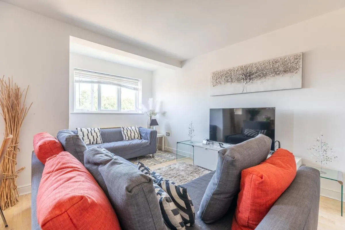 Image 5 of Skyline Haven – Modern 2B, Parking, Wifi & 4kTV