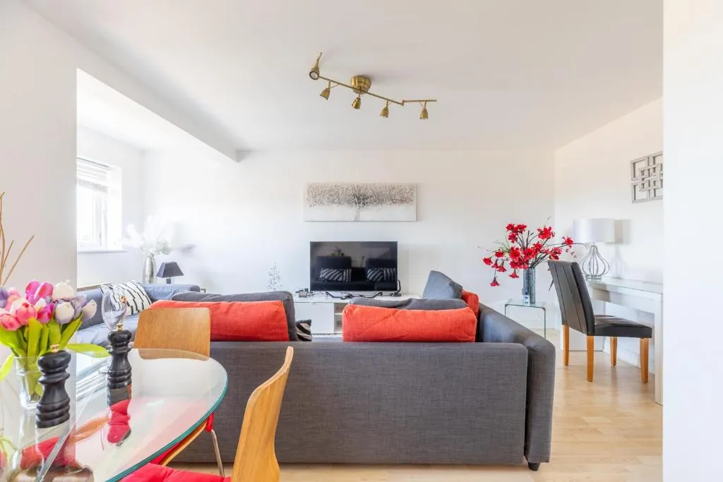 Image 1 of Skyline Haven – Modern 2B, Parking, Wifi & 4kTV