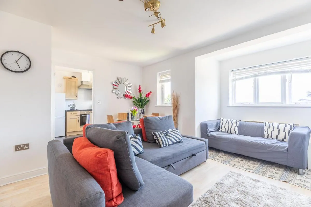 Image 4 of Skyline Haven – Modern 2B, Parking, Wifi & 4kTV