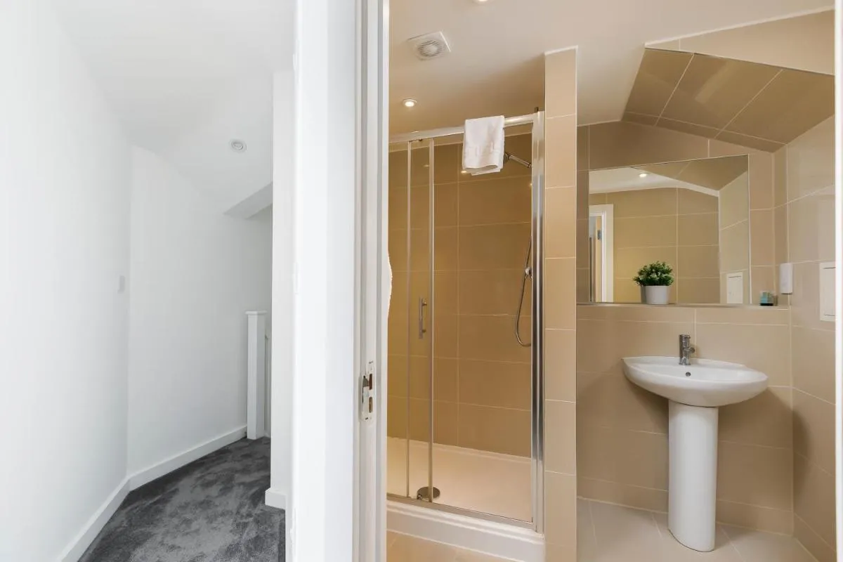 Image 3 of Skyvillion – 4 Bed Luxury Apartment with Balcony & Parking