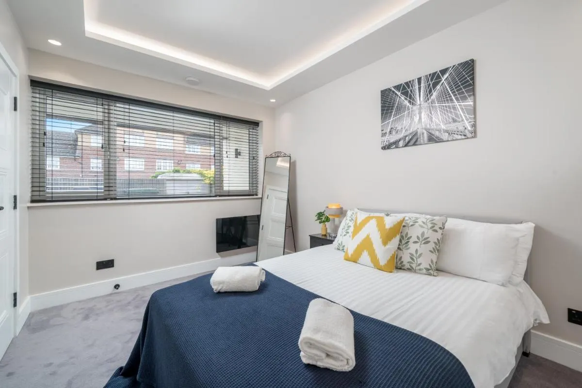 Image 2 of Skyvillion – COZY LARGE 4 & 1 Bed Apartments in London Enfield, Mins to Tube Station, Free Wi-Fi