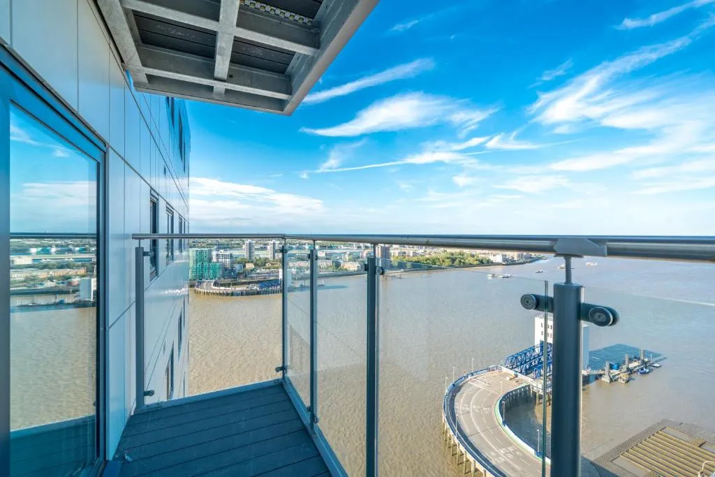 Skyvillion – London River Thames Top Floor Apartments by Woolwich Ferry, Mins to London ExCel, O2 Arena , London City Airport with Parking