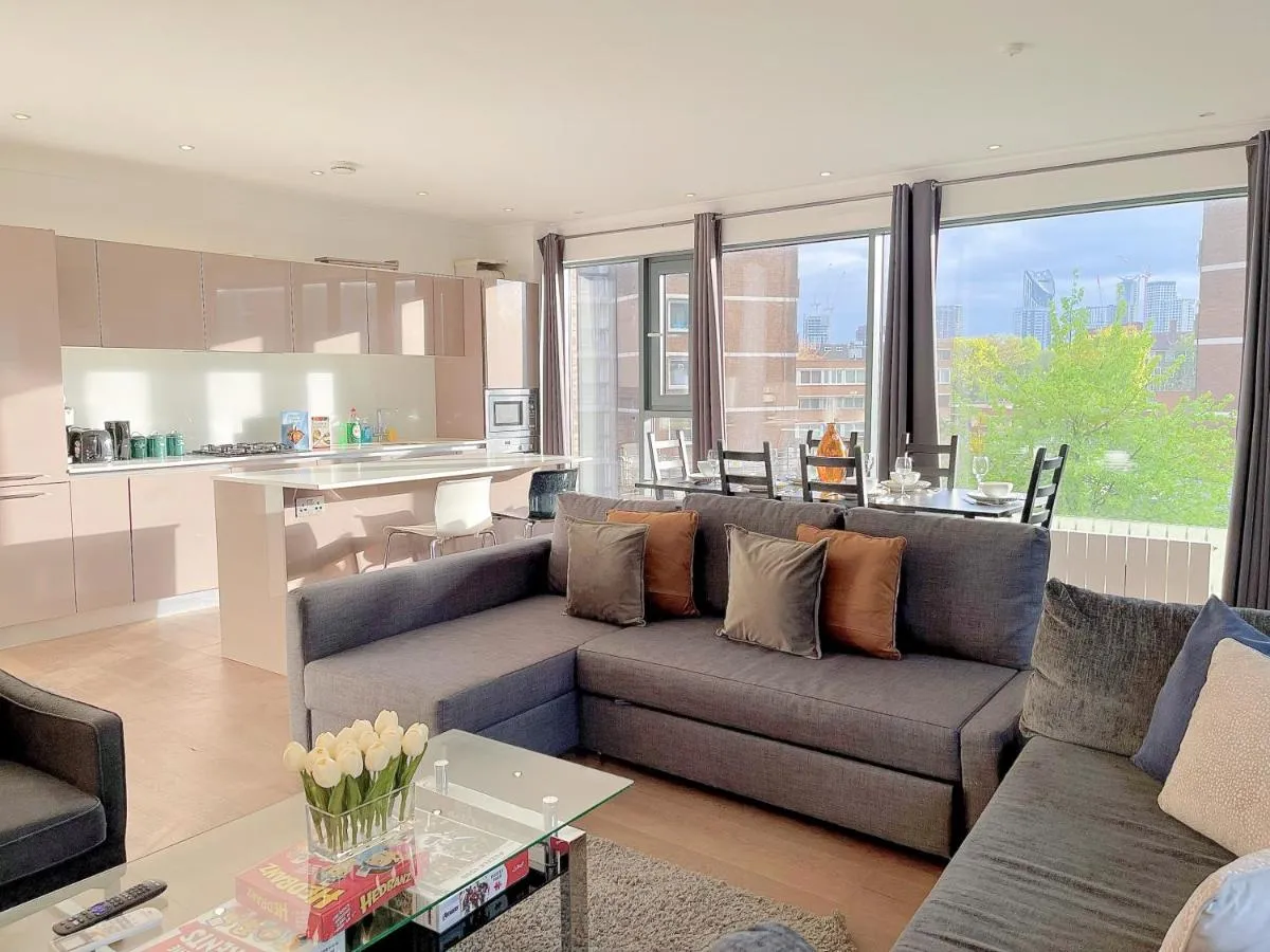 Image 3 of Sleek 3-bedroom flat with Balcony, Lift access, FREE WiFi in Southwark, Borough near The Shard