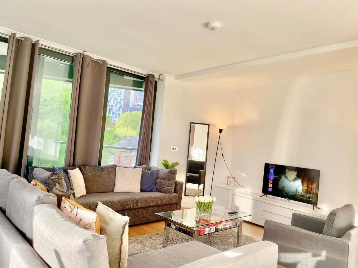 Image 5 of Sleek 3-bedroom flat with Balcony, Lift access, FREE WiFi in Southwark, Borough near The Shard