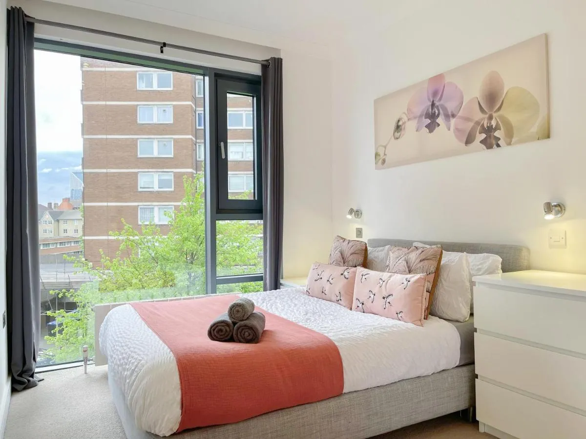 Image 2 of Sleek 3-bedroom flat with Balcony, Lift access, FREE WiFi in Southwark, Borough near The Shard