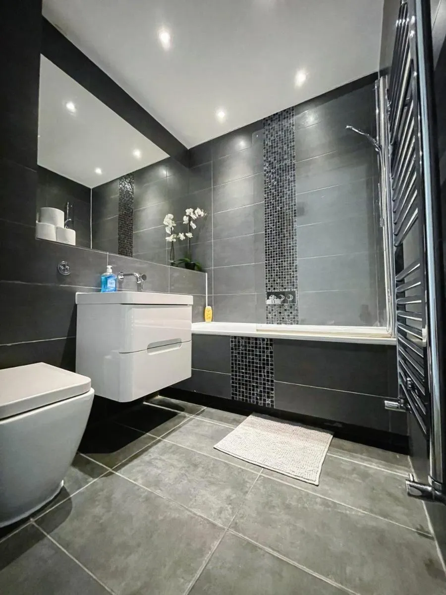 Image 4 of Sleek 3-bedroom flat with Balcony, Lift access, FREE WiFi in Southwark, Borough near The Shard