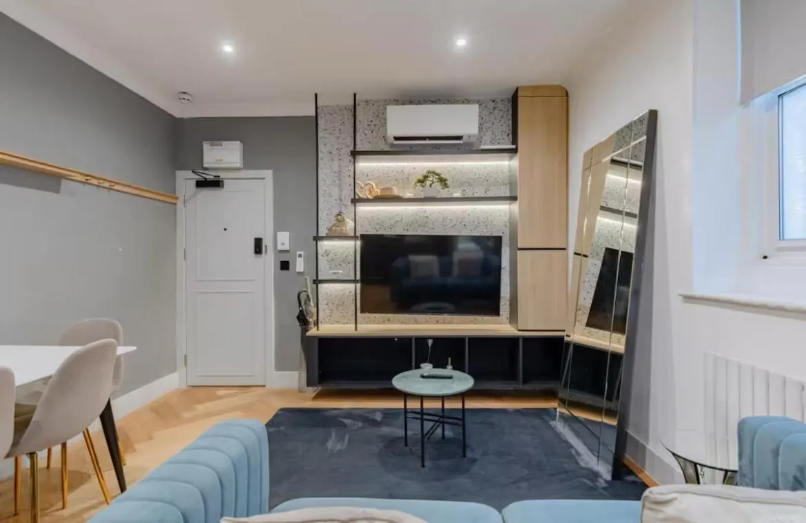 Image 5 of Sleek Flat in the Heart of Earls Court