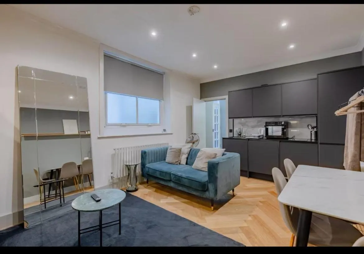 Image 4 of Sleek Flat in the Heart of Earls Court