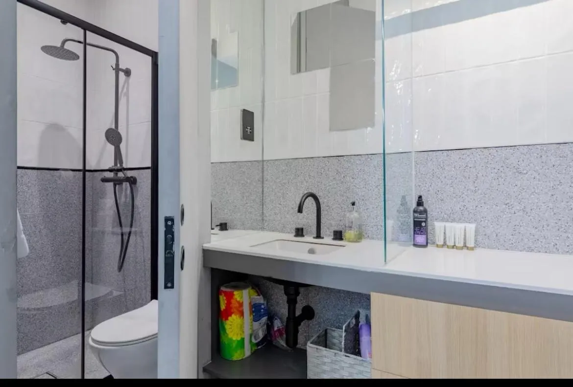 Image 3 of Sleek Flat in the Heart of Earls Court