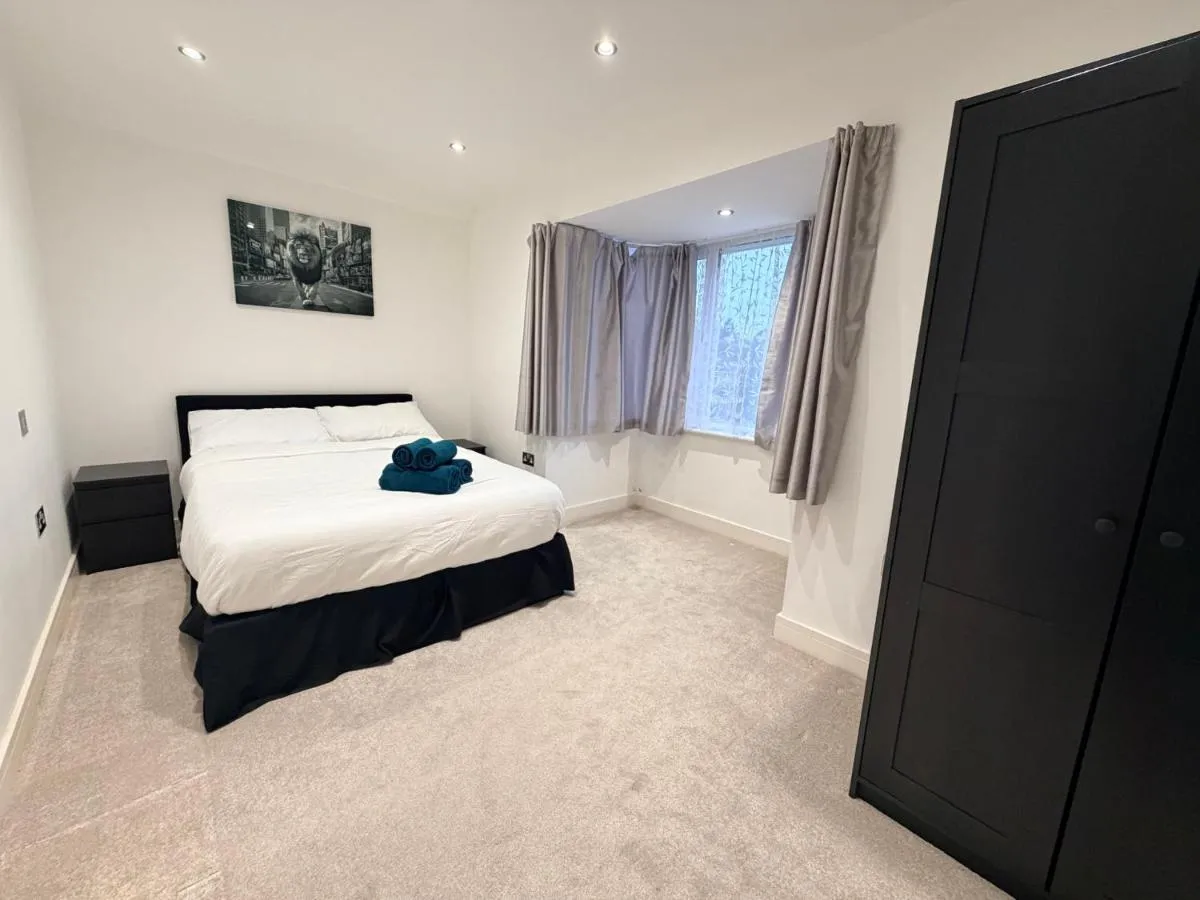 Image 3 of Sleek Modern 2BDR Flat in Charming Pinner
