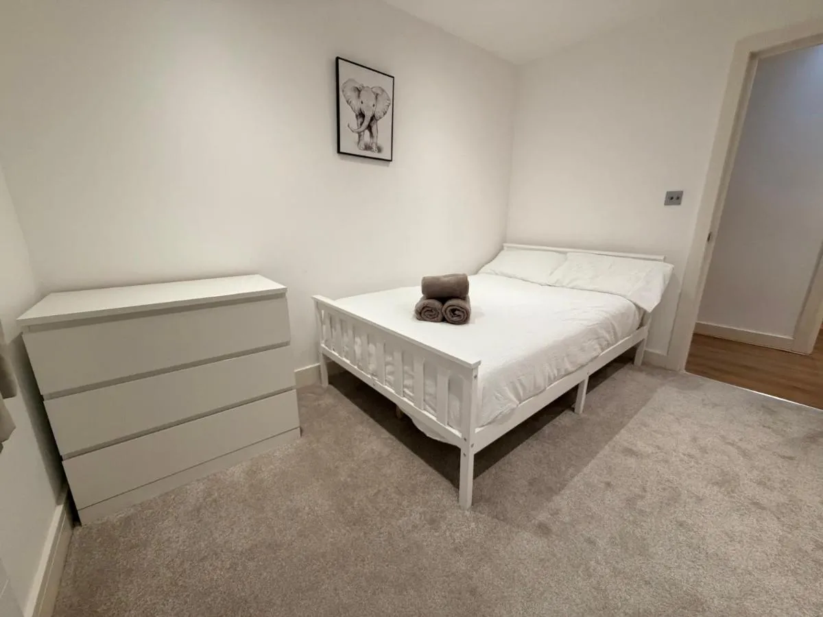 Image 4 of Sleek Modern 2BDR Flat in Charming Pinner