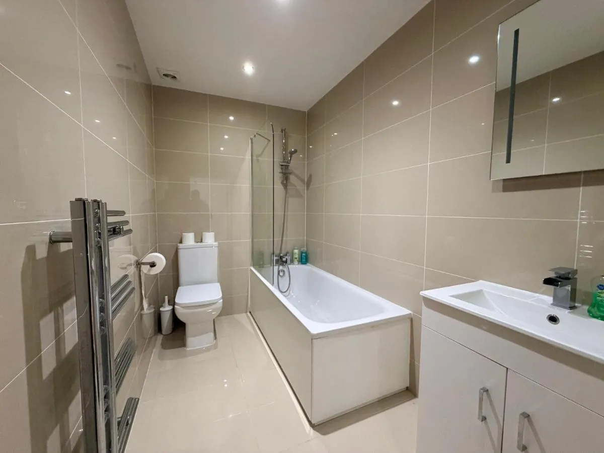 Image 5 of Sleek Modern 2BDR Flat in Charming Pinner