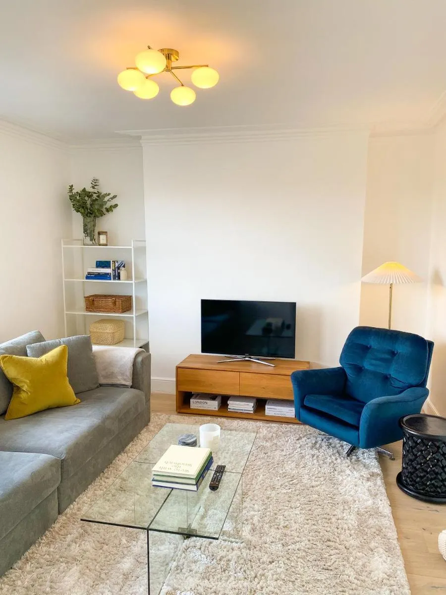 Image 4 of Sleek Scandi-Inspired 2BD Flat Fulham