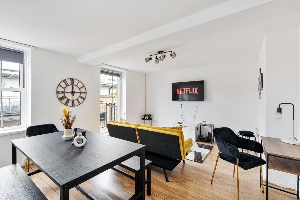 Sleek Shoreditch Hideout – 2 Bed Gem with Balcony in Central London