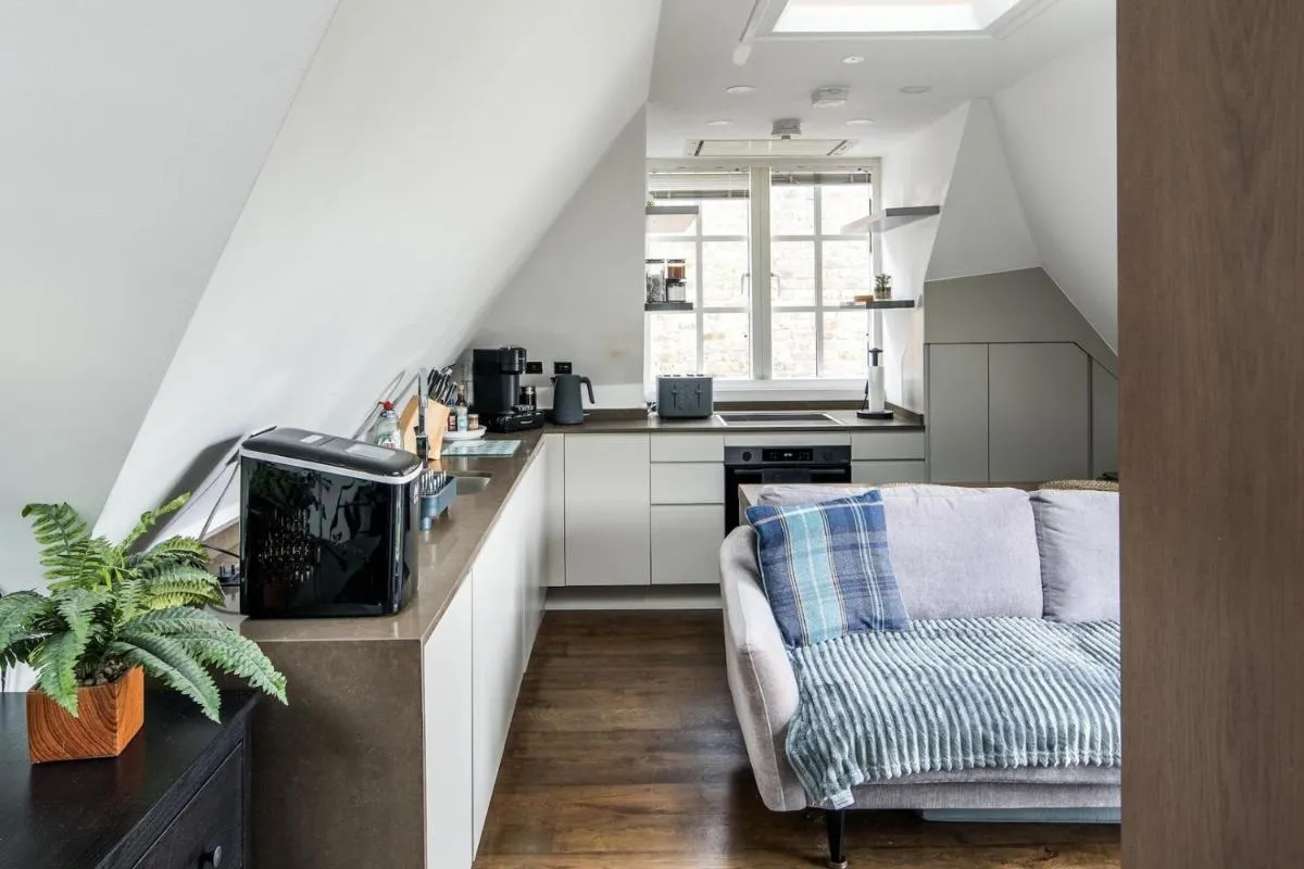 Image 3 of Sleek and Stylish 1BD Apt w/ Balcony, Hammersmith