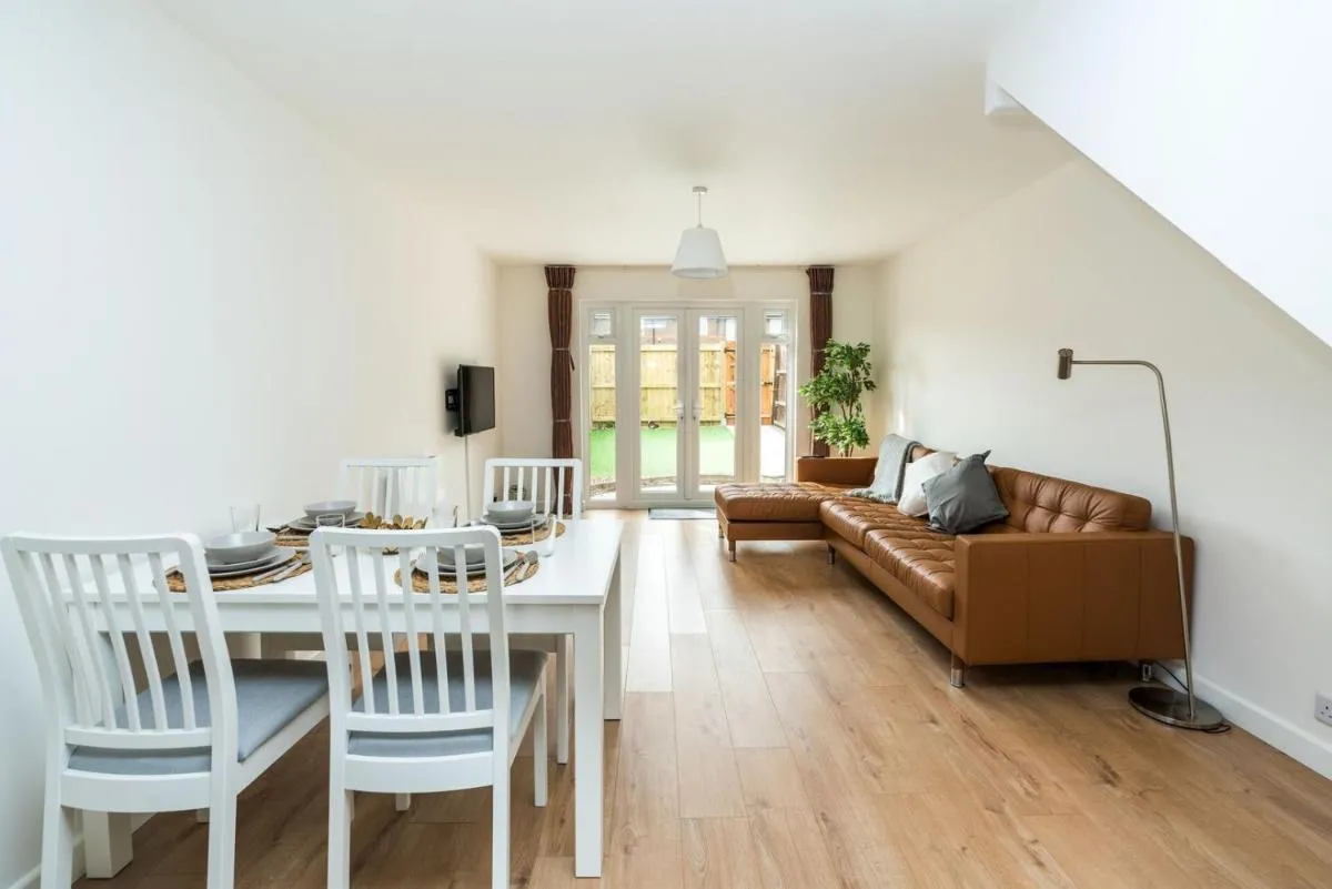 Image 4 of Sleek and Stylish 2BD Home with a Garden Anerley