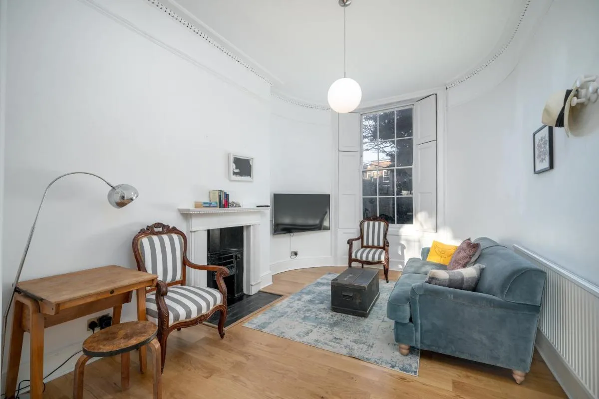 Image 3 of Sleek flat with communal courtyard