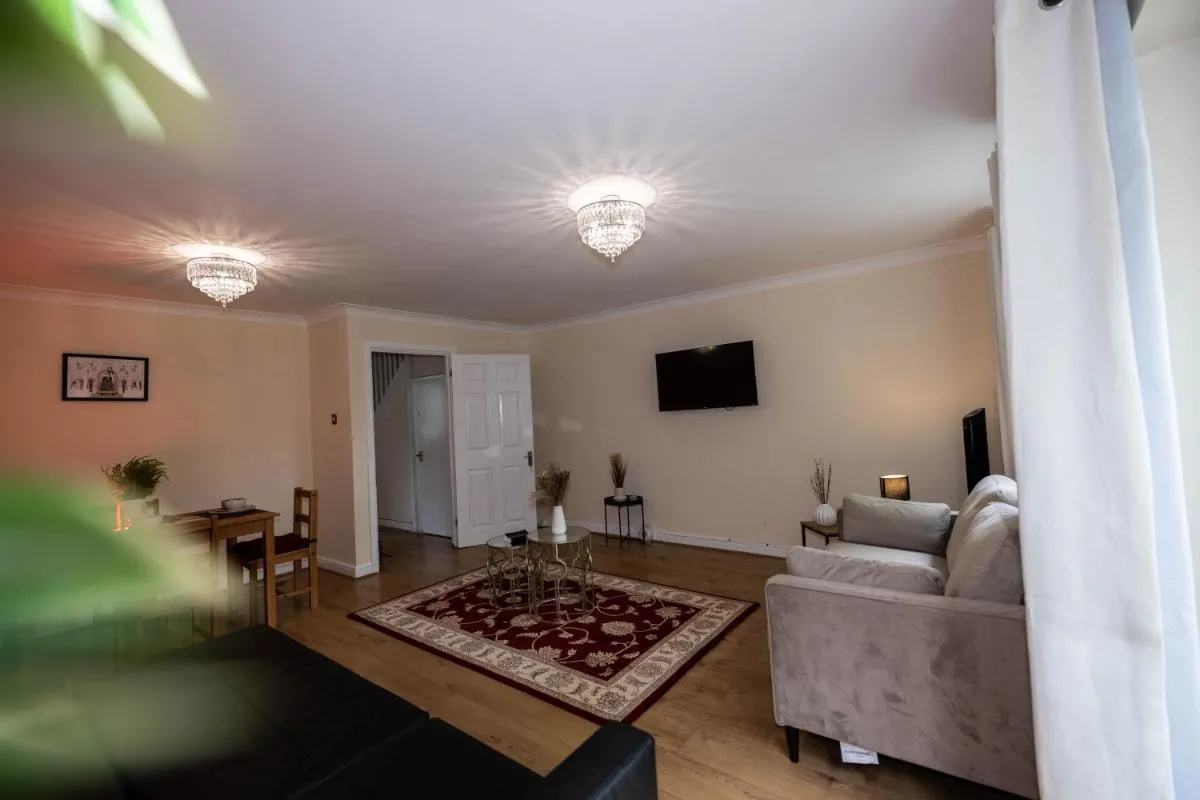 Image 5 of Sleeps8-KingBeds-SofaBed-Garden-AirCon-FreeParking