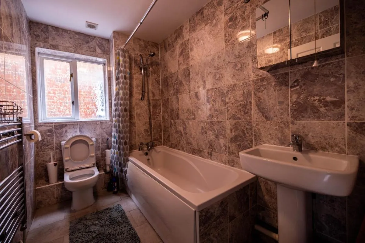 Image 3 of Sleeps8-KingBeds-SofaBed-Garden-AirCon-FreeParking