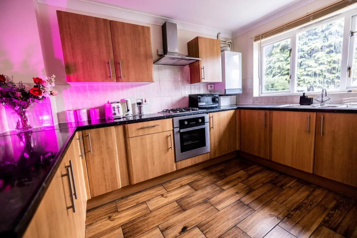 Image 4 of Sleeps8-KingBeds-SofaBed-Garden-AirCon-FreeParking