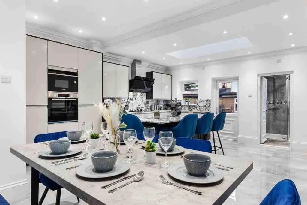 Image 4 of Sleeps 10, CINEMA TV , 2 baths, 10 mins to Stratford