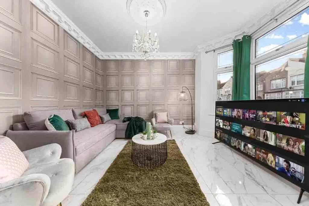 Image 5 of Sleeps 10, CINEMA TV , 2 baths, 10 mins to Stratford