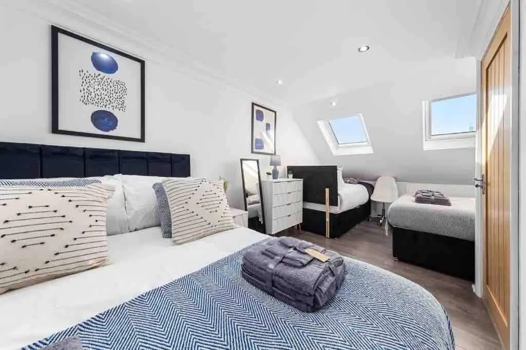 Image 2 of Sleeps 10, CINEMA TV , 2 baths, 10 mins to Stratford