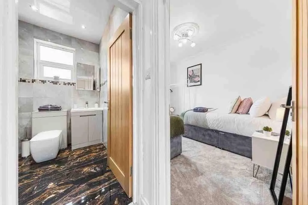 Image 3 of Sleeps 10, CINEMA TV , 2 baths, 10 mins to Stratford