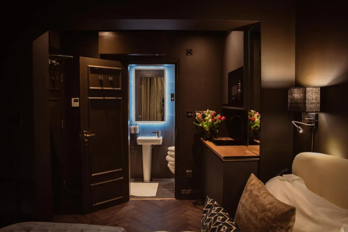 Image 3 of Small Studio with En Suite Bath & Kitchenette