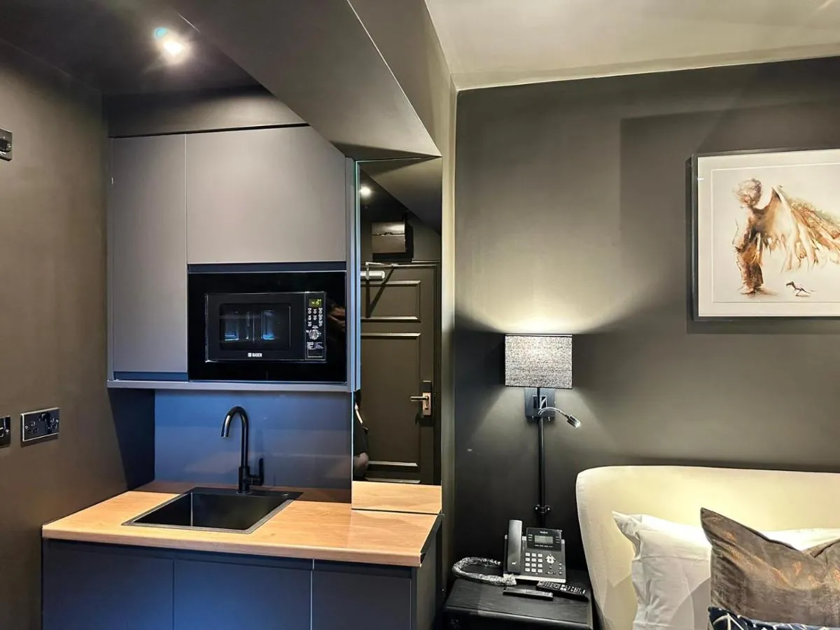 Image 5 of Small Studio with En Suite Bath & Kitchenette