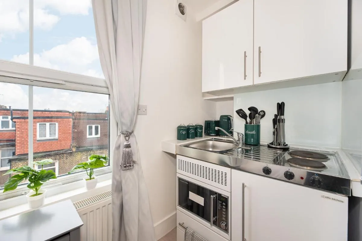 Image 4 of Small and Trendy studio 3B