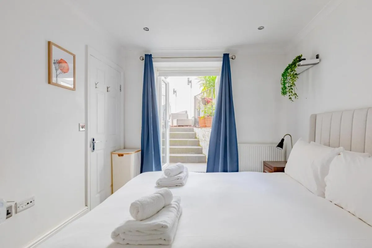 Image 4 of Snug 2BD Flat with Patio Heart of North London