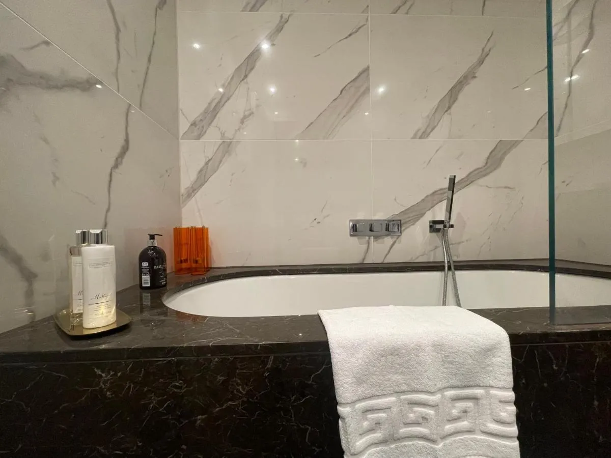 Image 3 of Sophisticated 1BR, 1 BA Chigwell Designer Flat CHCL F2