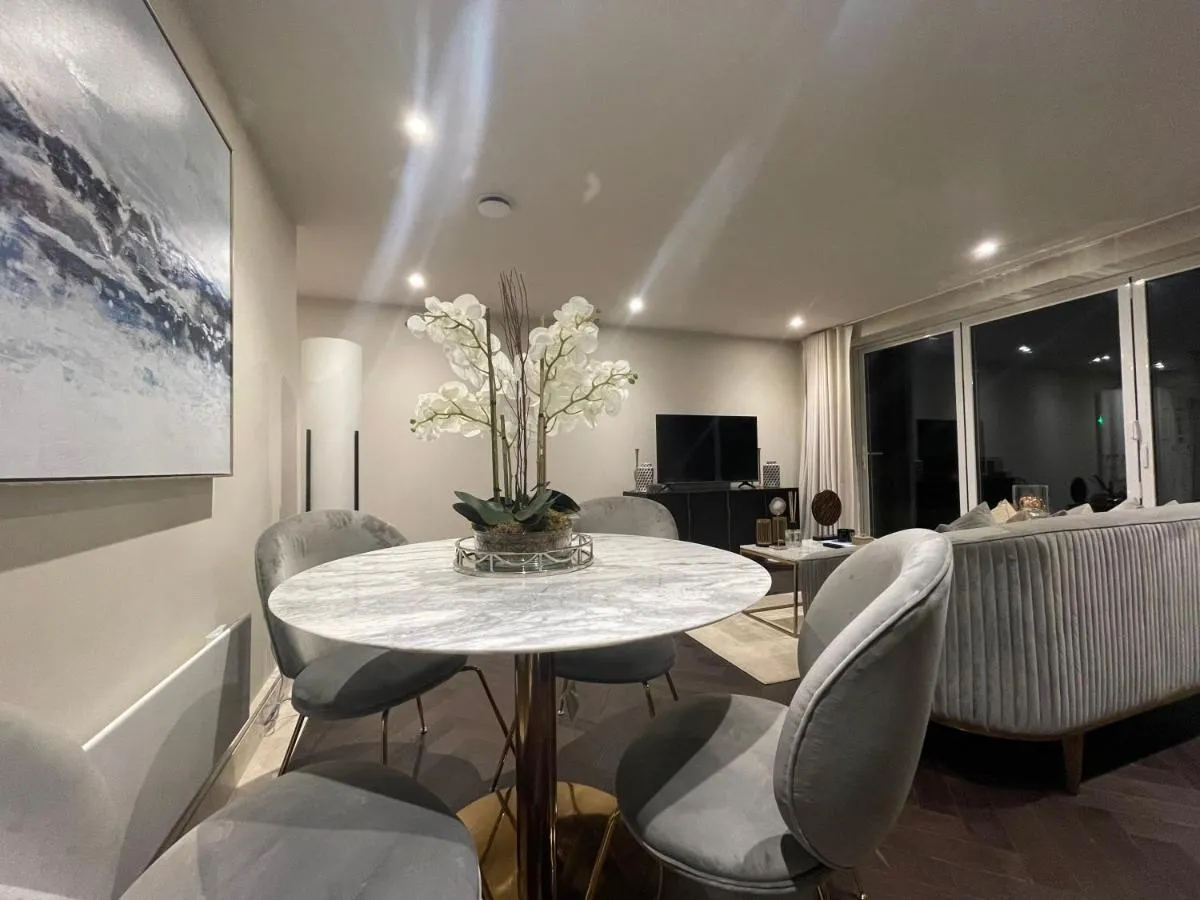 Image 5 of Sophisticated 1BR, 1 BA Chigwell Designer Flat CHCL F2
